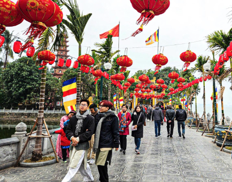 Gợi ý 16 địa điểm đi lễ chùa đầu năm ở Hà Nội “cầu bình an, cầu may, cầu duyên” 36 Việc chọn trang phục đi lễ chùa đầu năm là cách thể hiện sự tôn trọng đối với nơi tôn nghiêm và gìn giữ nét đẹp văn hóa truyền thống. Ảnh minh họa: VTC News