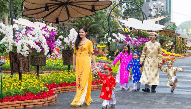 Mặc quần áo màu tươi sáng trong năm mới tượng trưng cho việc đón nhận nhiều điều mới mẻ. Ảnh minh họa: TL