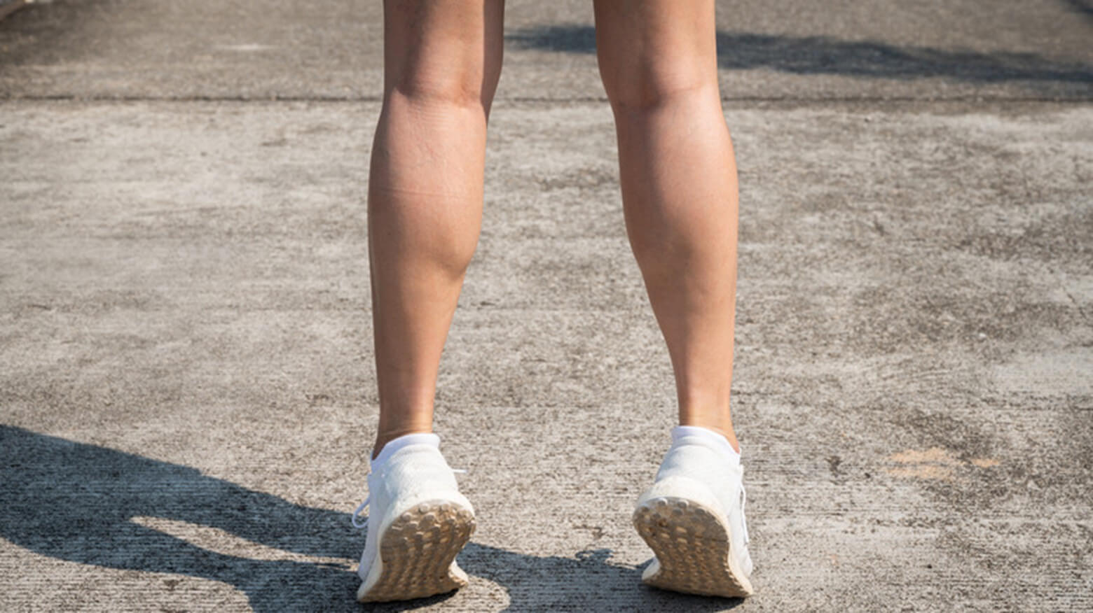 Nâng gót chân khi đứng cải thiện khả năng giữ thăng bằng.