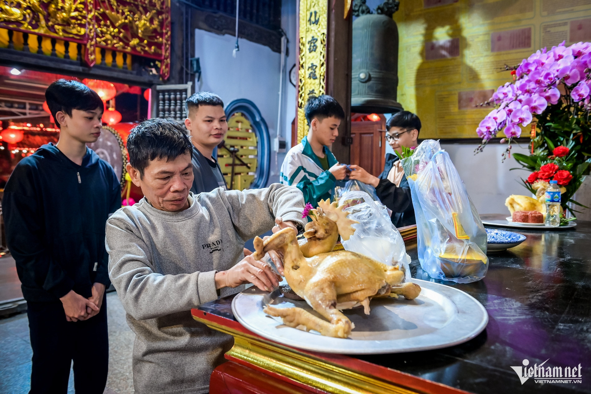 Đêm giao thừa, cả làng ở Ninh Bình mang mâm xôi gà đi lễ Phủ - 3