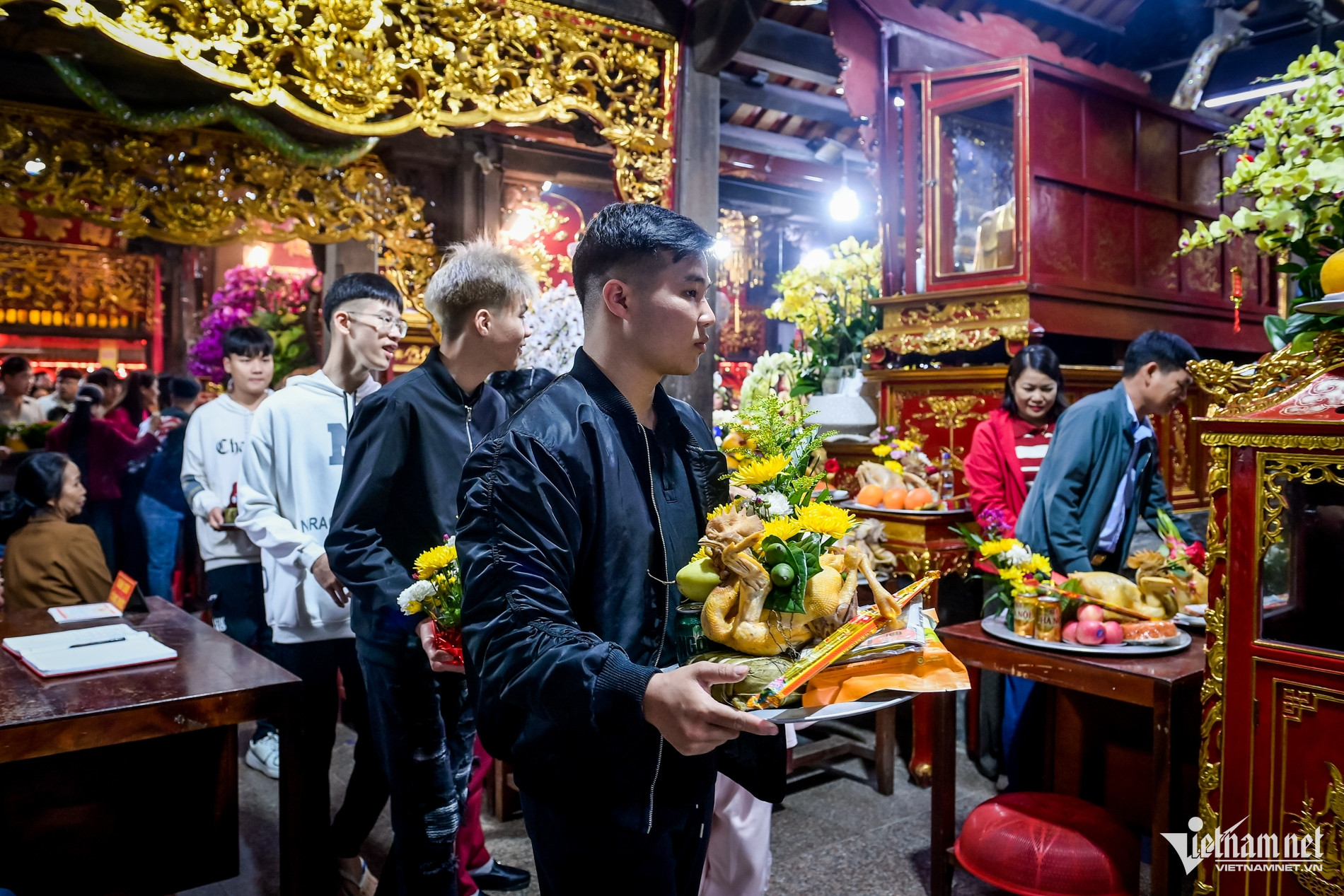 Đêm giao thừa, cả làng ở Ninh Bình mang mâm xôi gà đi lễ Phủ - 4