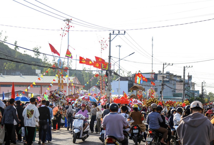 Dòng người đã đổ về khu vực chợ Gò để “mở hàng” đầu năm.