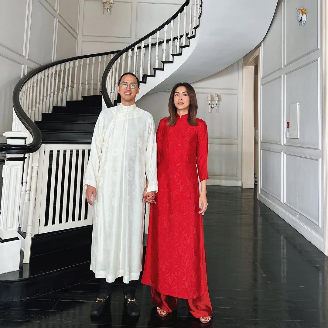 Cặp vợ chồng hào môn nổi tiếng thường lựa chọn những thiết kế áo dài phom suông rộng rãi, chất liệu lụa, tơ tằm mềm mại, không họa tiết cầu kỳ và màu sắc tối giản.