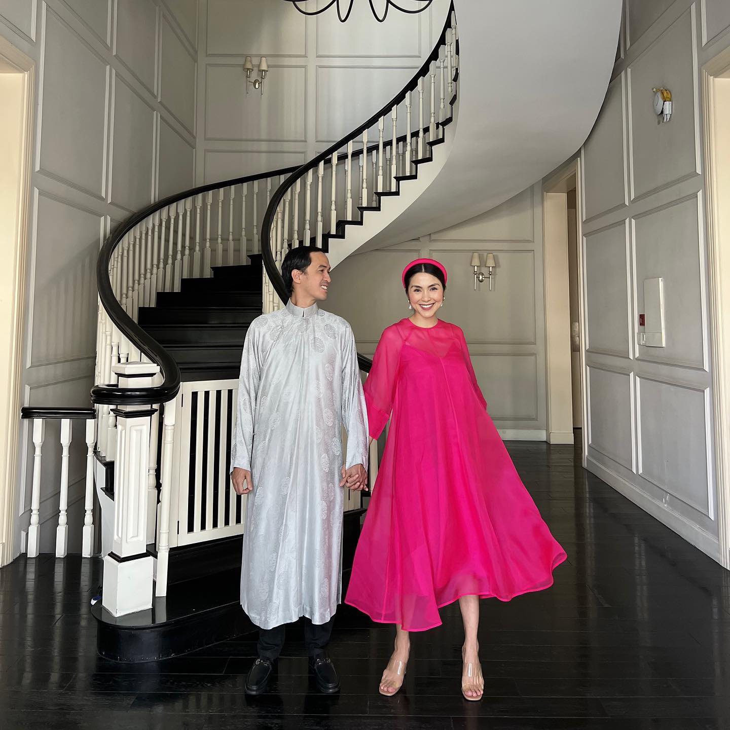 Năm 2022, chỉ có mình Louis Nguyễn diện áo dài, còn Hà Tăng diện váy suông, đội mấn. Đây là Tết đầu tiên của Hà Tăng sau khi sinh con thứ 3 nên nhiều người cho rằng nữ diễn viên diện váy để giấu dáng sau sinh.