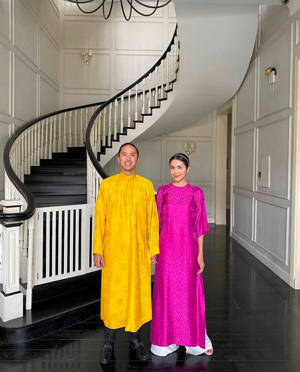 Không cần diện áo dài màu giống nhau, Tăng Thanh Hà và Louis Nguyễn vẫn tạo được sự đồng điệu, kết nối trong trang phục của hai vợ chồng.