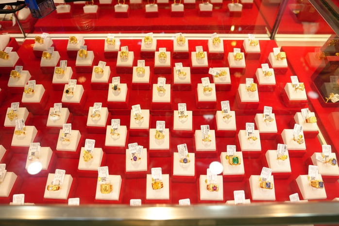 Tối mùng 1 Tết, giá vàng giảm rất mạnh - 1