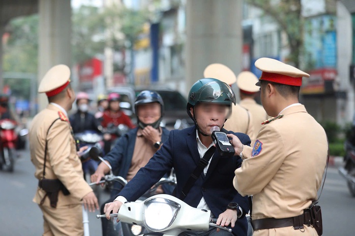 CSGT kiểm tra nồng độ cồn đối với các tài xế. Ảnh: Cục CSGT