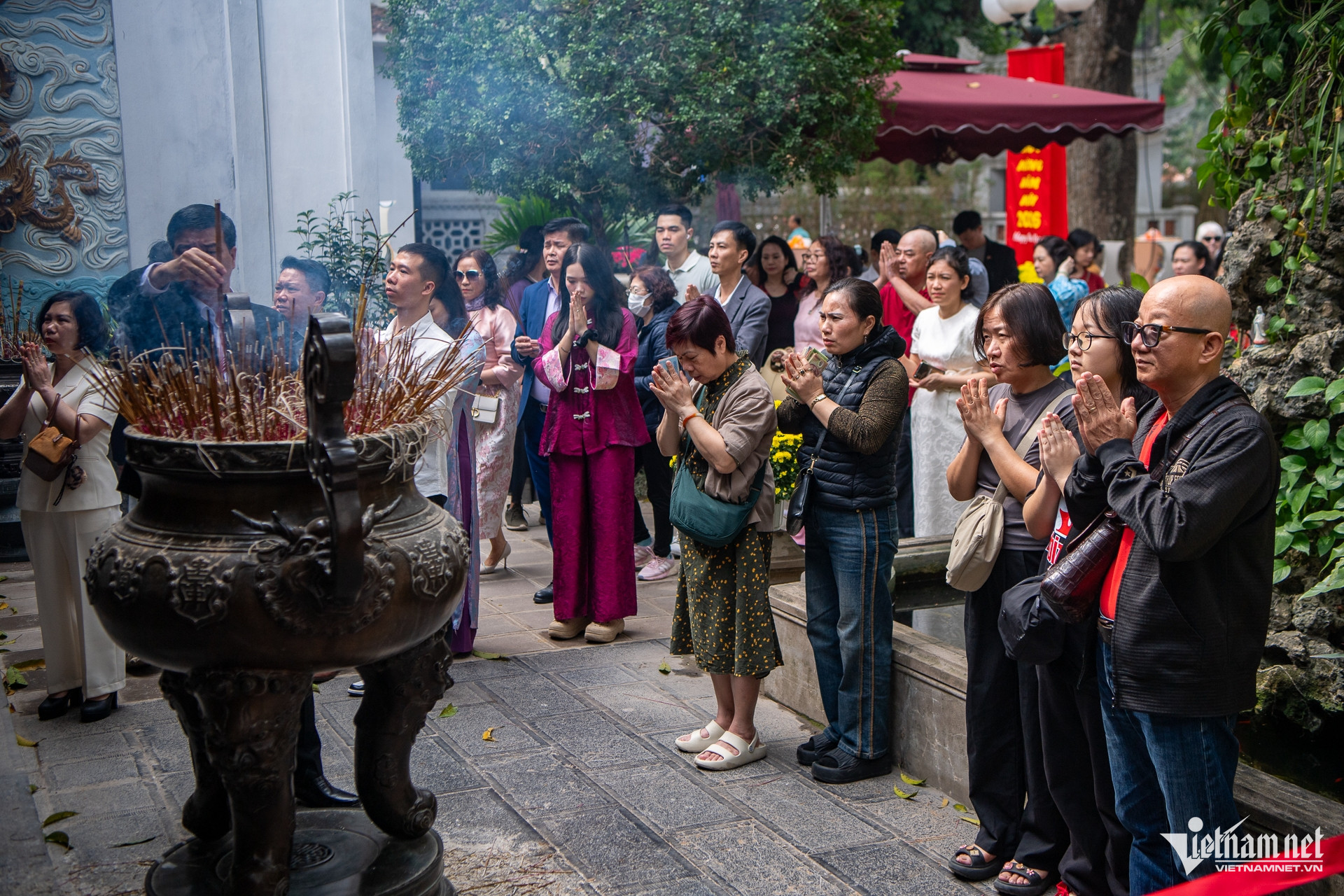 Người dân đổ về đền, chùa Hà Nội cầu may ngày đầu năm - 2