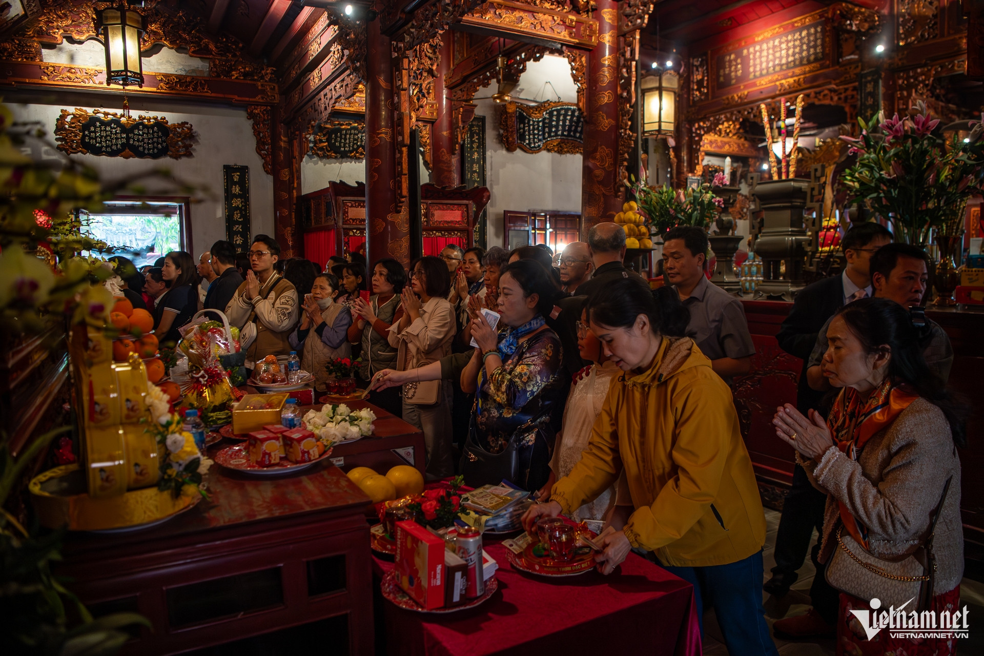 Người dân đổ về đền, chùa Hà Nội cầu may ngày đầu năm - 3