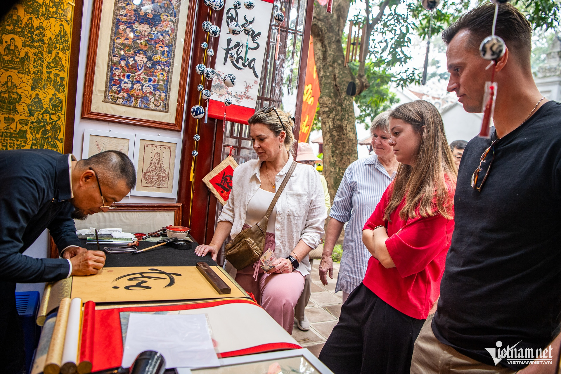 Người dân đổ về đền, chùa Hà Nội cầu may ngày đầu năm - 5