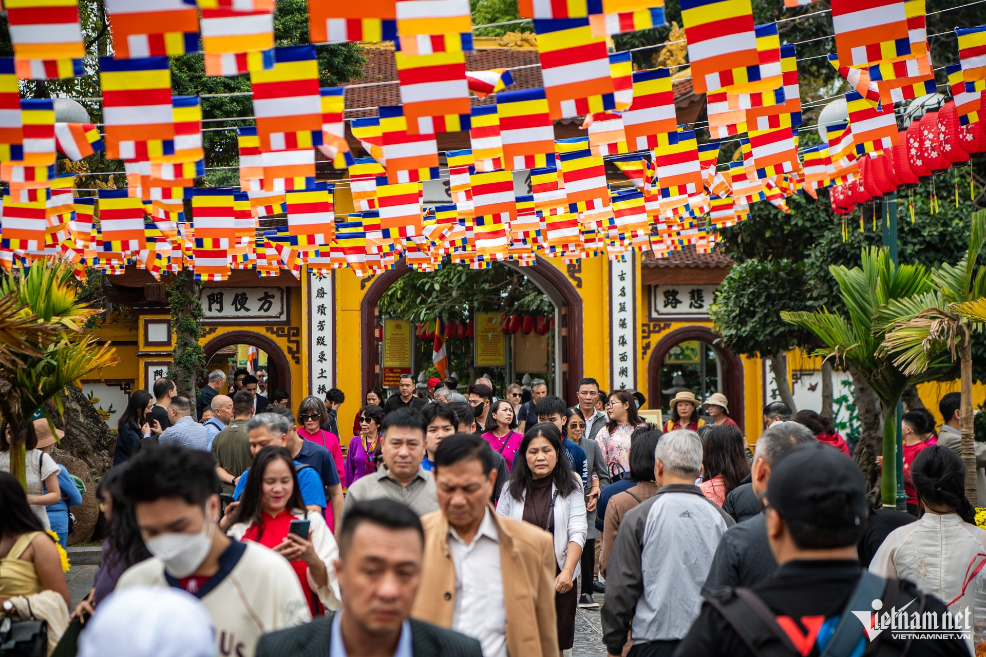 Người dân đổ về đền, chùa Hà Nội cầu may ngày đầu năm - 6