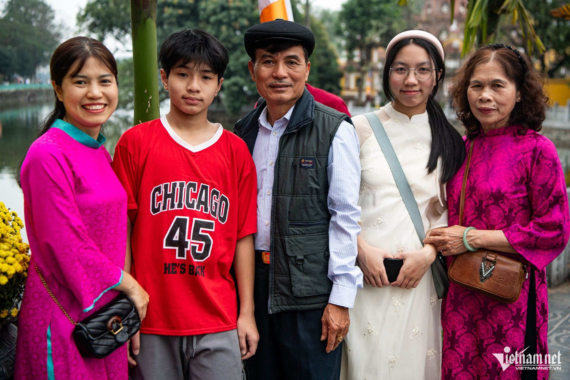 Người dân đổ về đền, chùa Hà Nội cầu may ngày đầu năm - 8