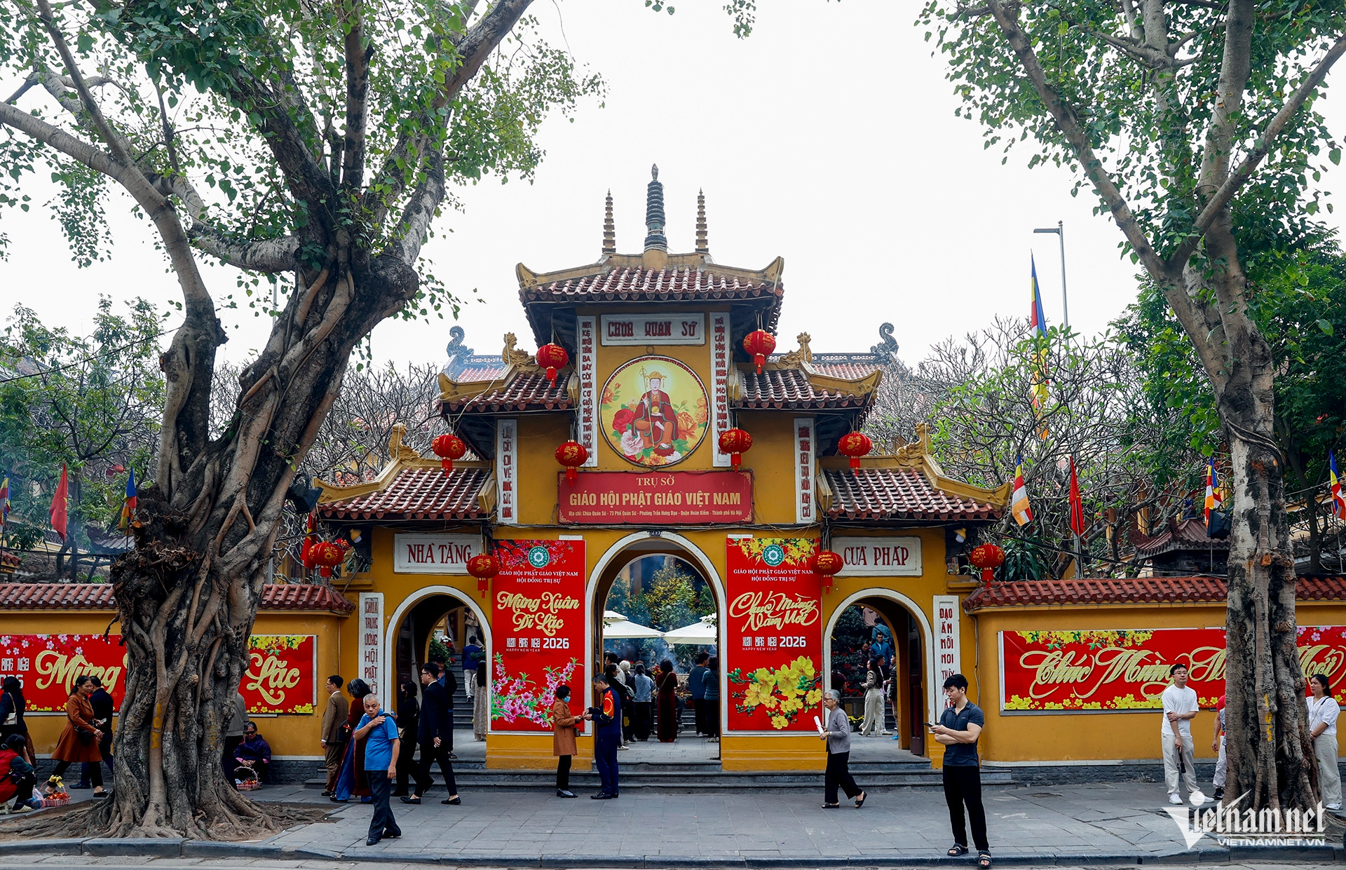 Người dân đổ về đền, chùa Hà Nội cầu may ngày đầu năm - 9