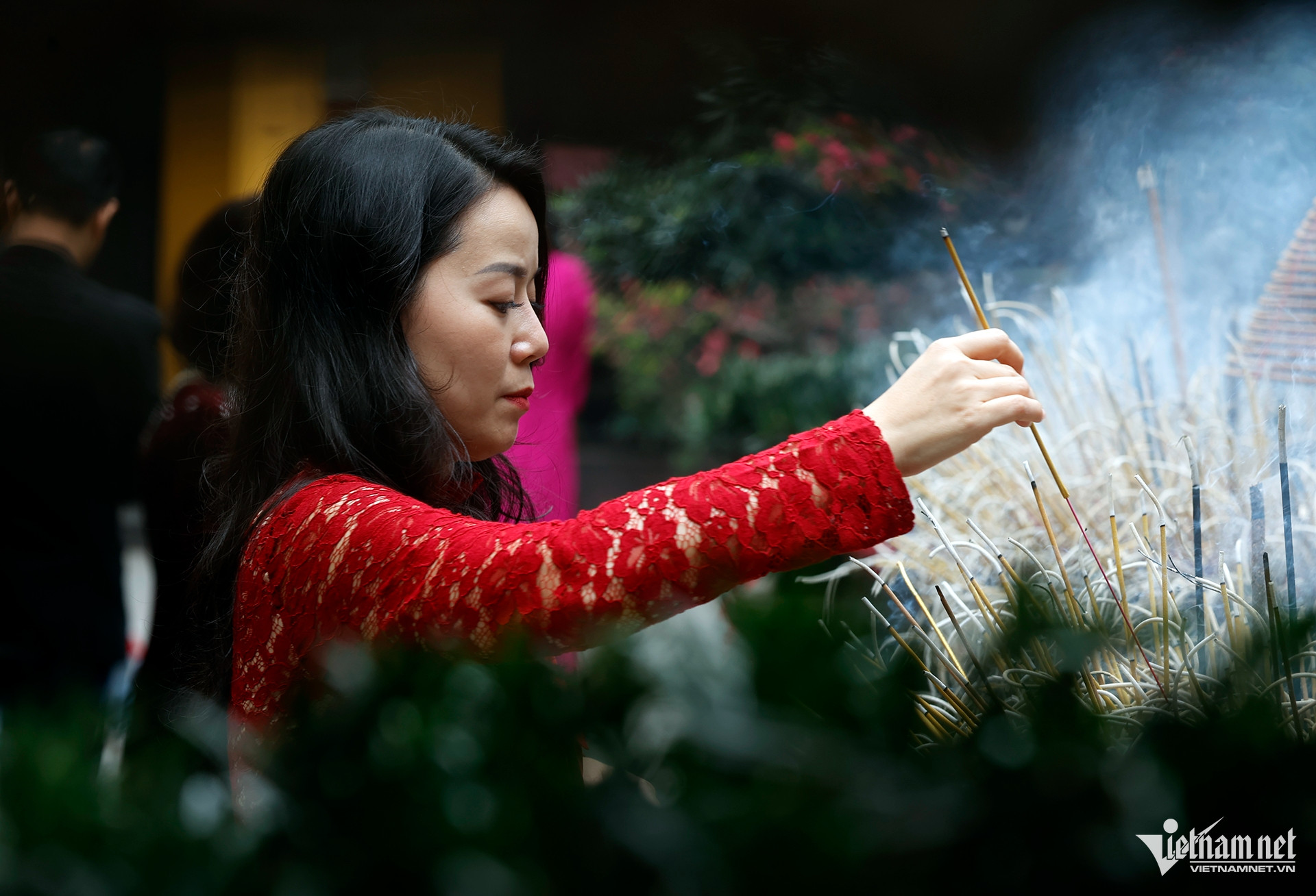 Người dân đổ về đền, chùa Hà Nội cầu may ngày đầu năm - 10