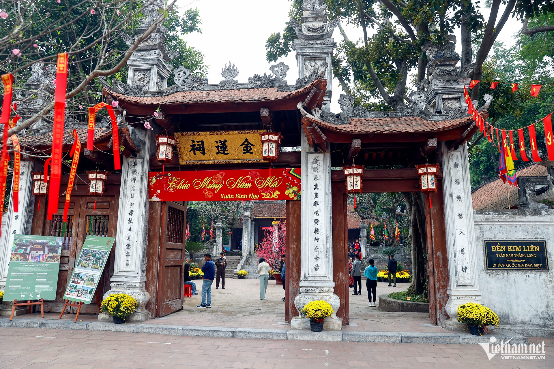 Người dân đổ về đền, chùa Hà Nội cầu may ngày đầu năm - 11