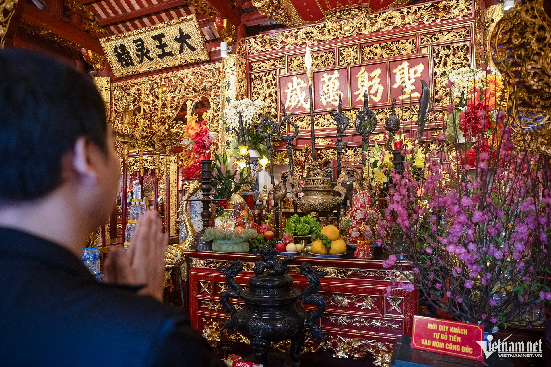 Người dân đổ về đền, chùa Hà Nội cầu may ngày đầu năm - 12