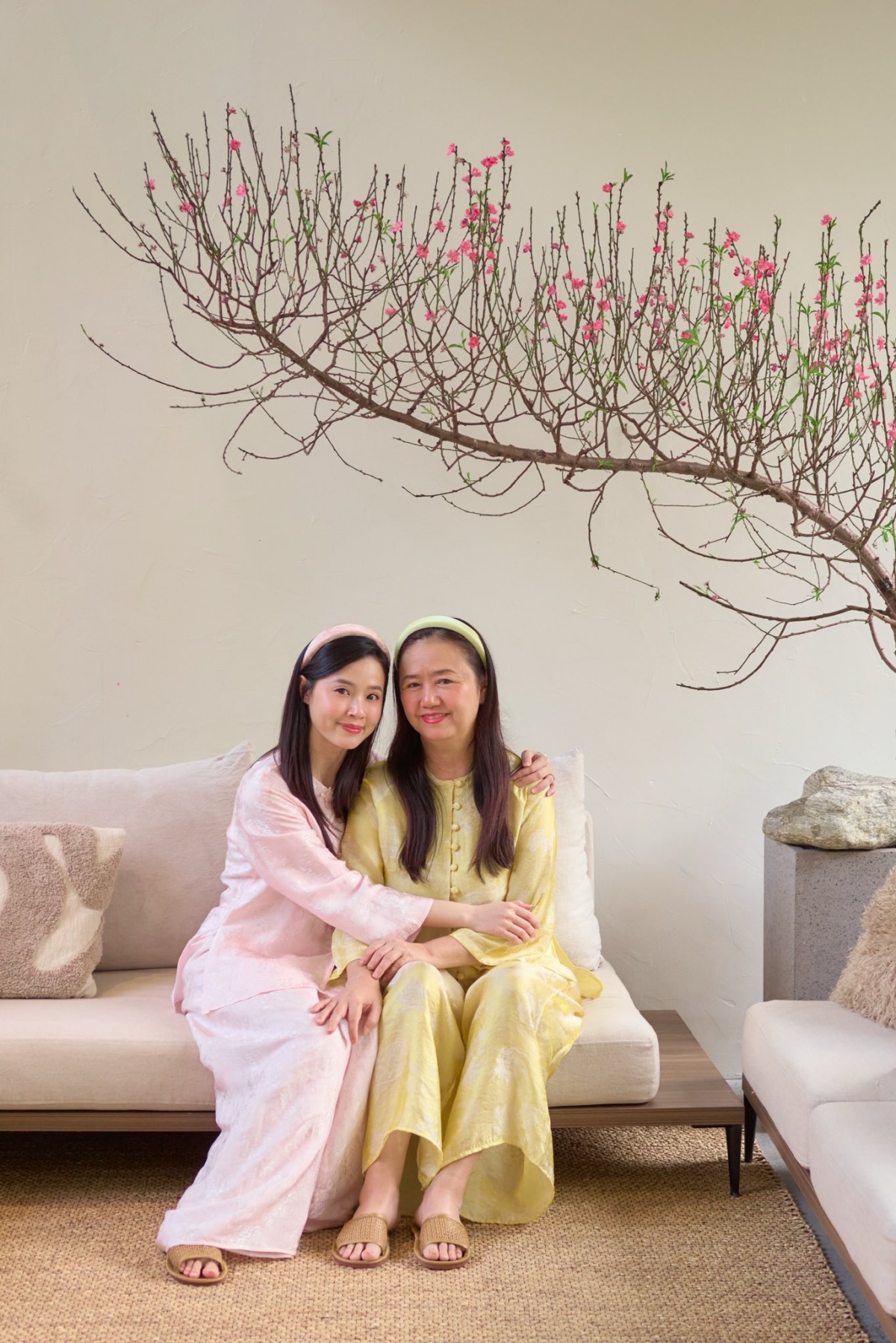 Phòng khách - không gian Midu yêu thích nhất, được đặt một cành đào dài hơn hai mét do chính tay cô chọn. Bên cạnh là bộ sofa được làm sạch, sắp xếp gọn gàng.