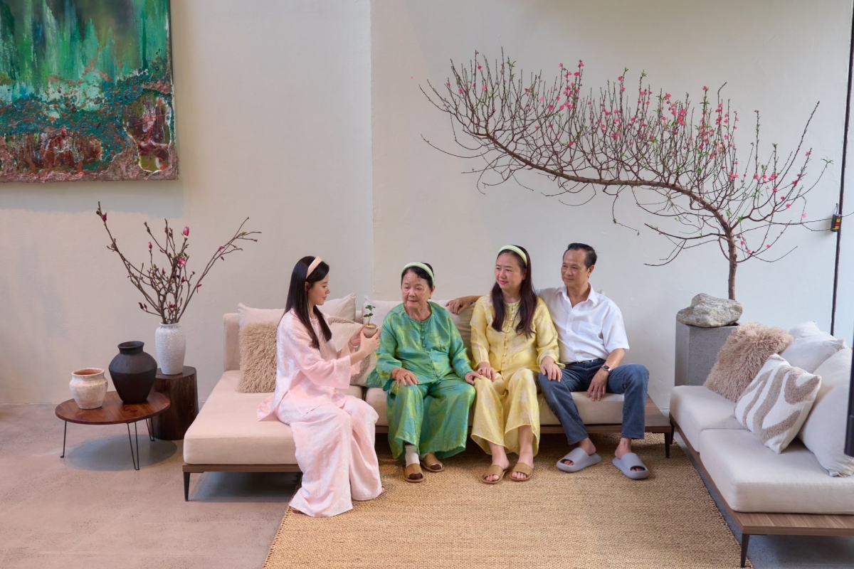 Ngôi biệt thự ven sông của vợ chồng cô nằm ở khu vực Thủ Đức cũ, TP HCM, được thiết kế theo phong cách tối giản, kết hợp nét hiện đại. Không gian bên trong sử dụng tông màu trắng, xám làm chủ đạo, tạo cảm giác nhẹ nhàng, thanh thoát. Những ngày Tết về, căn nhà của cô trở nên ấm cúng hơn rất nhiều.