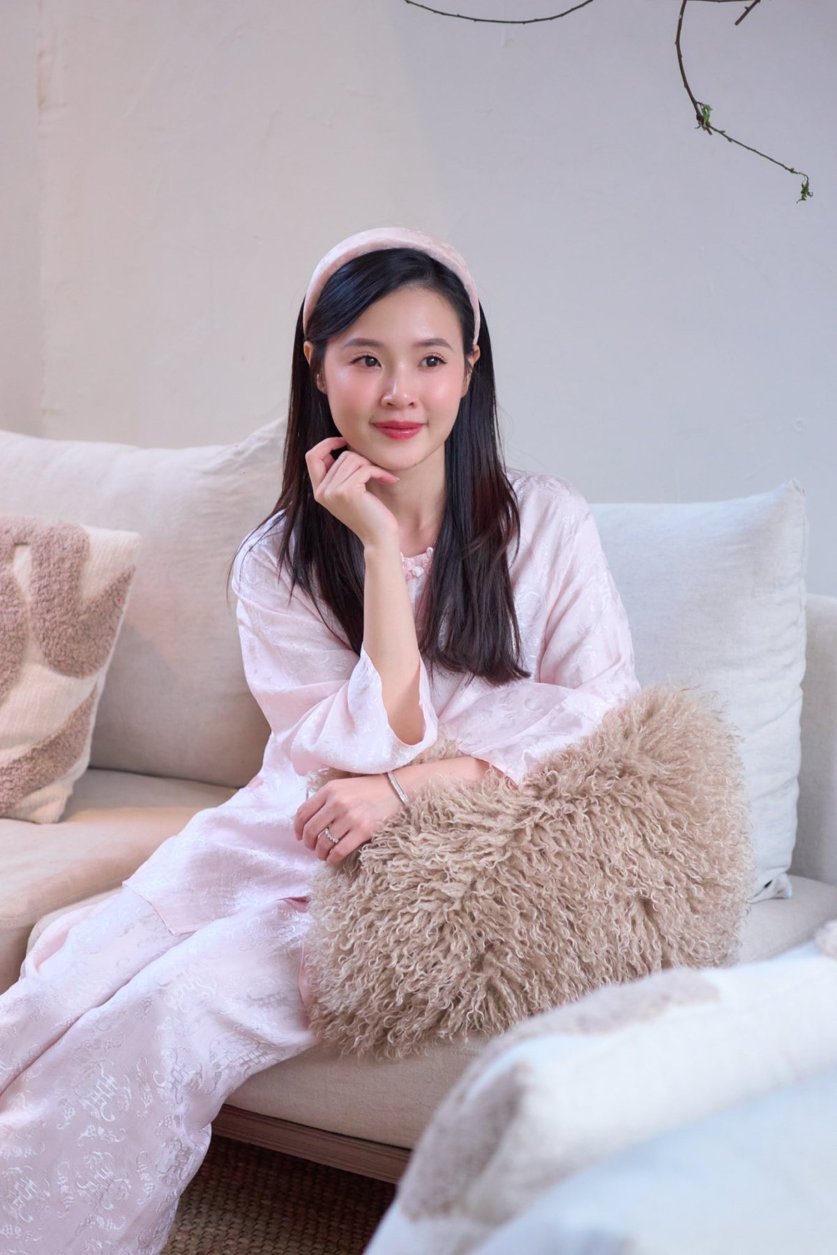 Theo cô, phần lớn các loại hoa được lựa chọn đều còn nụ, để bung nở đúng dịp Tết, mang đến sinh khí và cảm giác tươi mới cho không gian sống những ngày đầu năm.