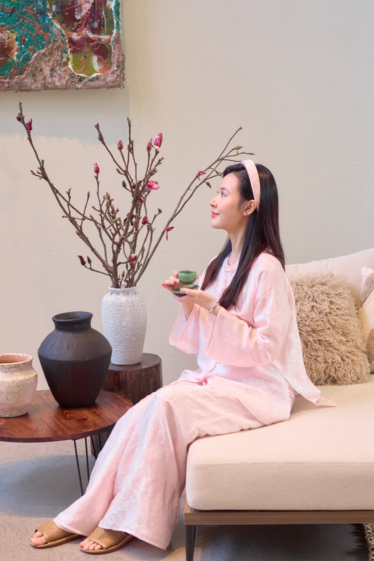 Hoa mộc lan được cô cắm trong bình gốm đặt cạnh bàn phòng khách. Yêu thích vẻ đẹp nền nã của loài hoa này, Midu chọn diện bộ bà ba gấm hồng, ghi lại những khoảnh khắc kỷ niệm trước thềm năm mới.