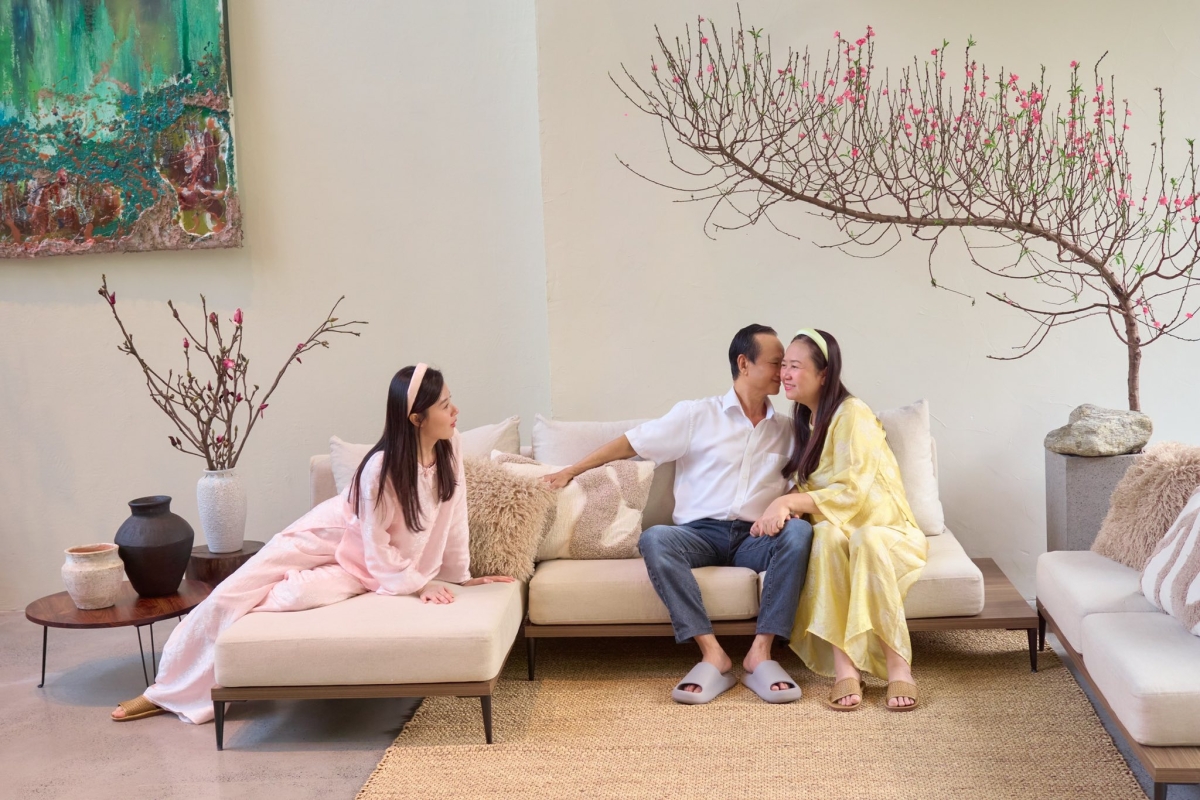 Bận rộn với công việc, chăm lo cho gia đình nhỏ, những ngày cuối năm là thời gian Midu dành trọn cho gia đình lớn - nơi cô tìm lại cảm giác bình yên và sự gắn bó thân quen từ thuở ấu thơ.