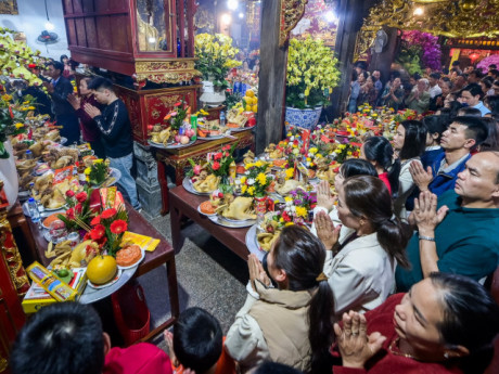 Đêm giao thừa, cả làng ở Ninh Bình mang mâm xôi gà đi lễ Phủ