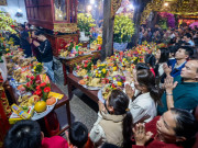 Tin tức - Đêm giao thừa, cả làng ở Ninh Bình mang mâm xôi gà đi lễ Phủ