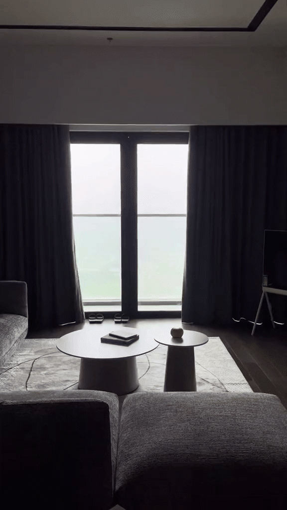 Thường ngày, không gian ngôi nhà yên bình, sang trọng bởi phong cách tối giản cao cấp. Không gian bên trong sử dụng tông màu trắng, xám làm chủ đạo, tạo cảm giác nhẹ nhàng, thanh thoát. Từ phòng có thể phóng tầm mắt nhìn ra sông và cánh đồng rộng.