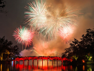 Pháo hoa rực sáng trên bầu trời cả nước, người dân xúc động đón năm mới Bính Ngọ 2026