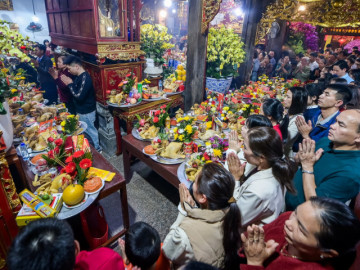 Đêm giao thừa, cả làng ở Ninh Bình mang mâm xôi gà đi lễ Phủ