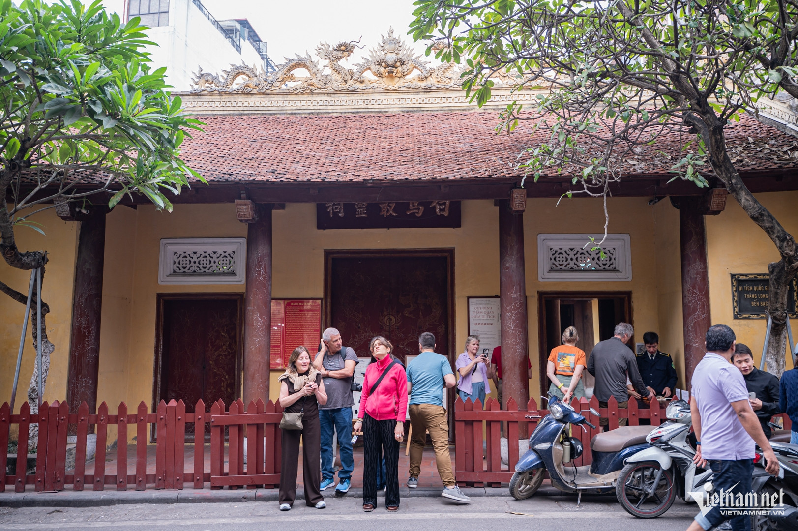 Ngôi đền nghìn năm tuổi thờ ngựa thần, nổi tiếng linh thiêng ở Hà Nội 19 Ngôi đền nằm tại khu vực trung tâm phố cổ, có đông du khách ghé thăm. Ảnh: Nguyễn Huy