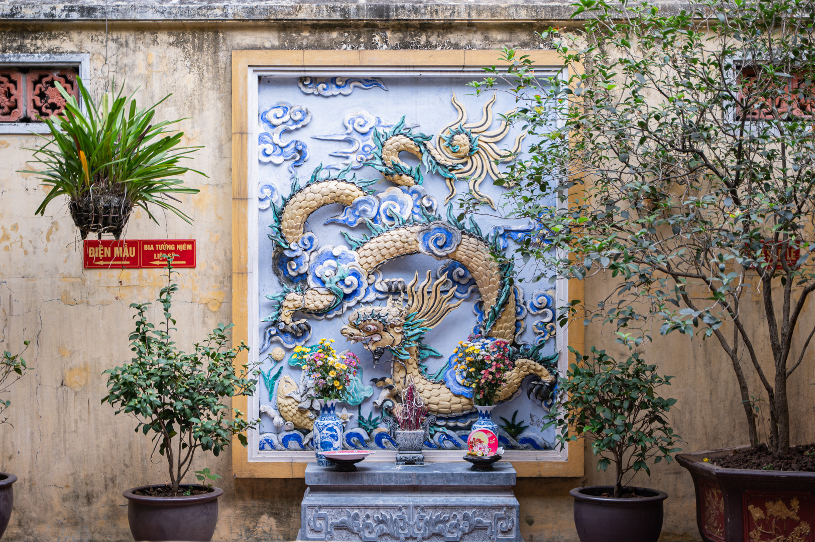 Ngôi đền nghìn năm tuổi thờ ngựa thần, nổi tiếng linh thiêng ở Hà Nội 28 Hai bức phù điêu Thanh Long - Bạch Hổ đắp nổi tinh xảo. Ảnh: Nguyễn Huy