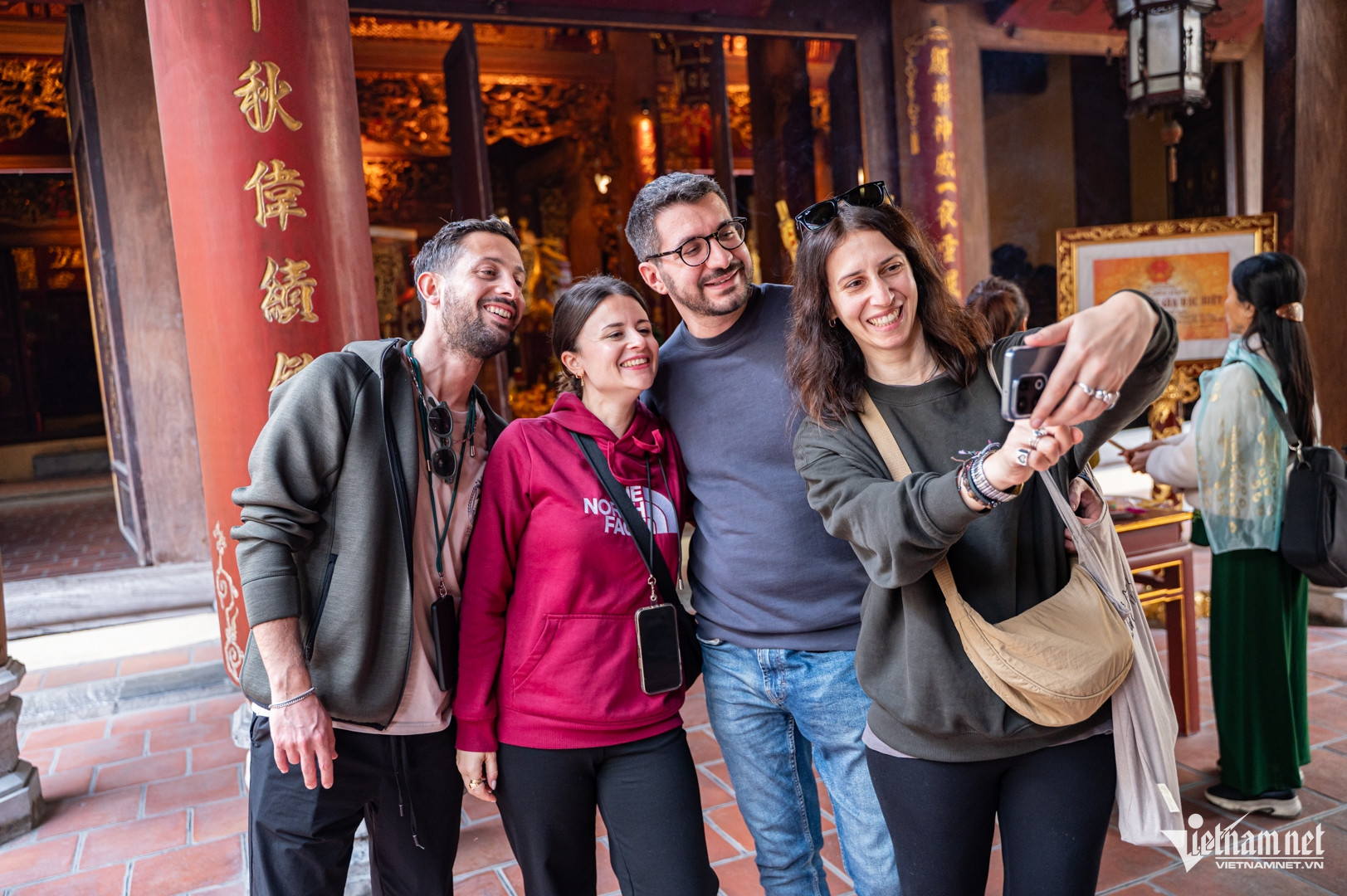 Ngôi đền nghìn năm tuổi thờ ngựa thần, nổi tiếng linh thiêng ở Hà Nội 25 Chị Carotta (ngoài cùng bên phải) và bạn bè rất ấn tượng với kiến trúc của ngôi đền. Ảnh: Nguyễn Huy