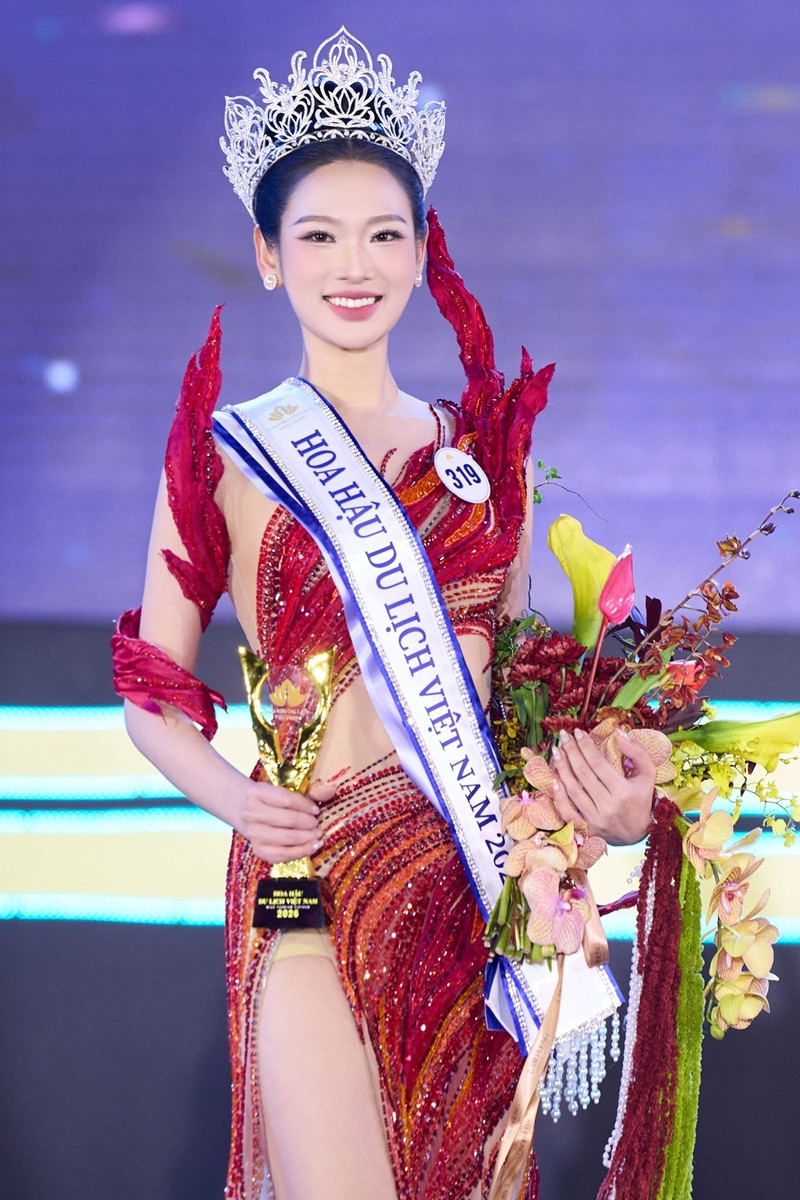 Hoa hậu Nguyễn Phương Linh sinh năm 2002 là tân Hoa hậu Du lịch Việt Nam 2026, sở hữu vẻ đẹp thanh tú cùng nền tảng học vấn tốt khi theo học Thạc sĩ tại Đại học Kinh tế Quốc dân. Cô gái tuổi Nhâm Ngọ gây ấn tượng mạnh bởi khả năng giao tiếp song ngữ lưu loát và tư duy sắc bén của một người làm kinh tế. Phương Linh đang tích cực thực hiện vai trò đại sứ, quảng bá hình ảnh văn hóa và danh lam thắng cảnh Việt Nam tới bạn bè quốc tế. 