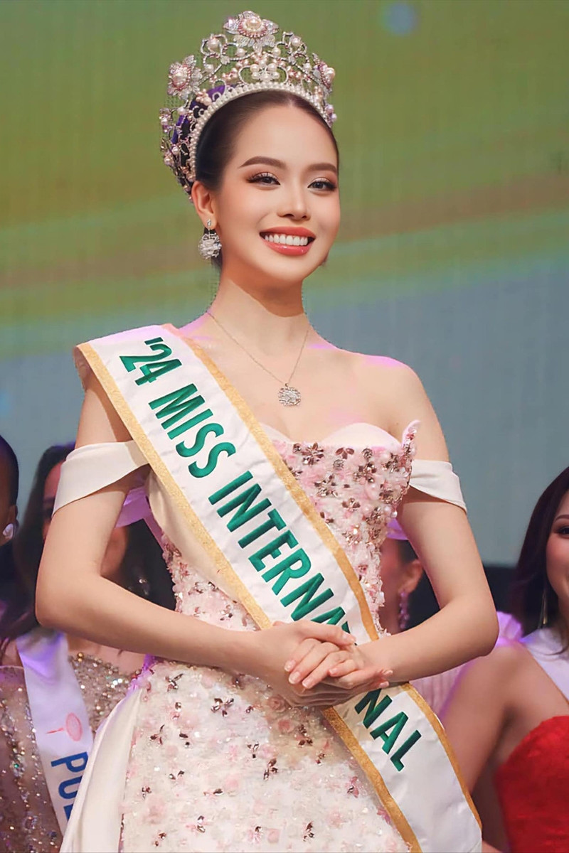Hoa hậu Huỳnh Thị Thanh Thủy sinh năm 2002 (Nhâm Ngọ) ghi dấu ấn lịch sử khi trở thành đại diện Việt Nam đầu tiên đăng quang Miss International 2024. Trước đó, cô là chủ nhân vương miện Hoa hậu Việt Nam 2022 với vẻ đẹp rạng rỡ, đôi chân dài 1,11m và tính cách thân thiện. 
