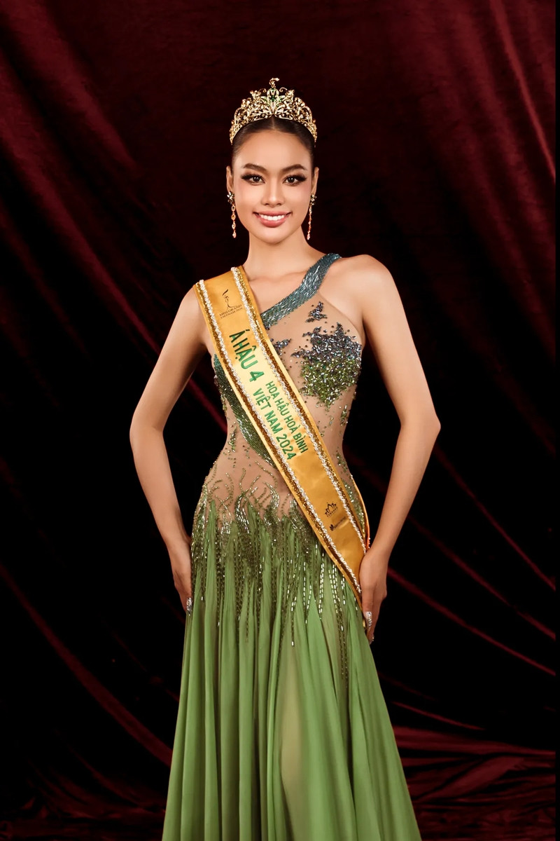 Á hậu Phạm Thị Ánh Vương cũng sinh năm 2002, là Á hậu 4 Miss Grand Vietnam 2024 và đại diện Việt Nam lọt Top 10 Miss Asia Pacific International cùng năm. Cô sở hữu vẻ đẹp sắc sảo, khỏe khoắn với hình thể nóng bỏng và kỹ năng trình diễn tràn đầy năng lượng. Câu chuyện vượt khó của cô gái Bình Thuận tuổi Nhâm Ngọ truyền cảm hứng mạnh mẽ cho nhiều bạn trẻ về tinh thần tự lập và không bỏ cuộc. 