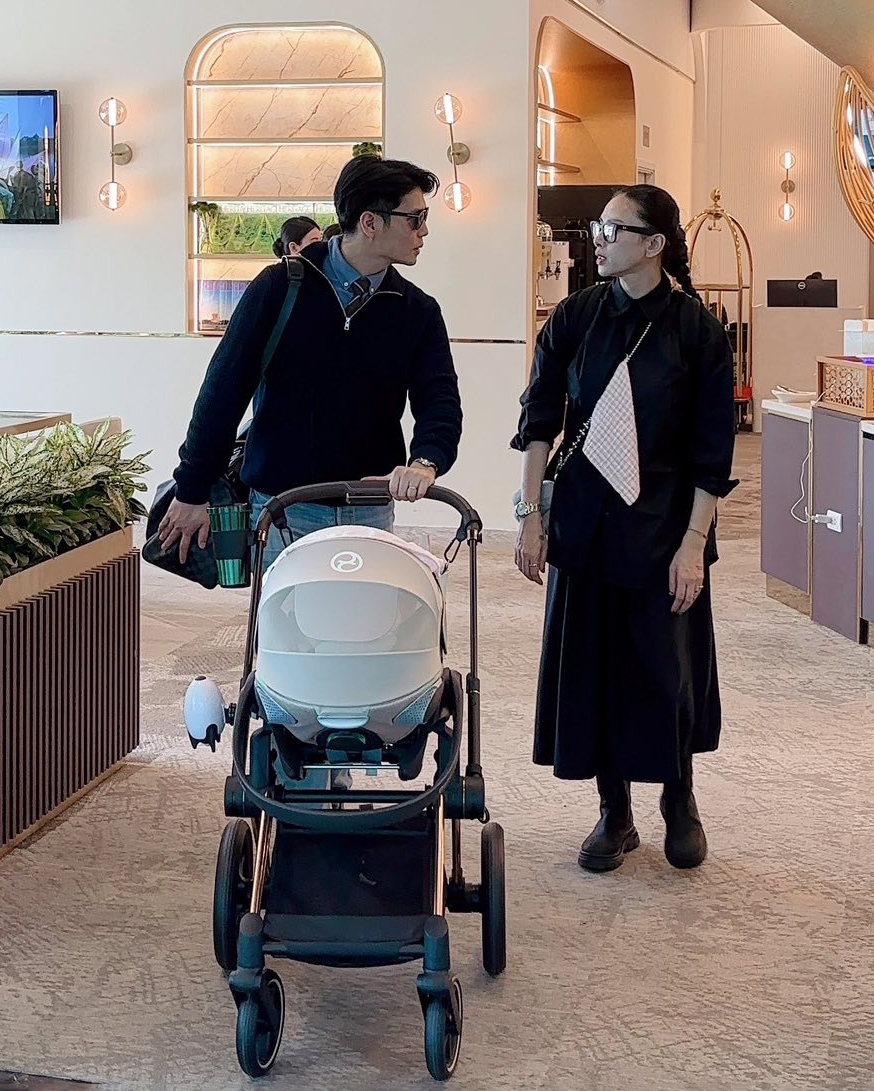 Thay vì trông an toàn với những bộ đồ basic, cô liên tục xuất hiện với những outfit kết hợp thoải mái và bắt trend. Thời trang street style của Ngô Thanh Vân gây chú ý vì phong cách riêng rõ nét.