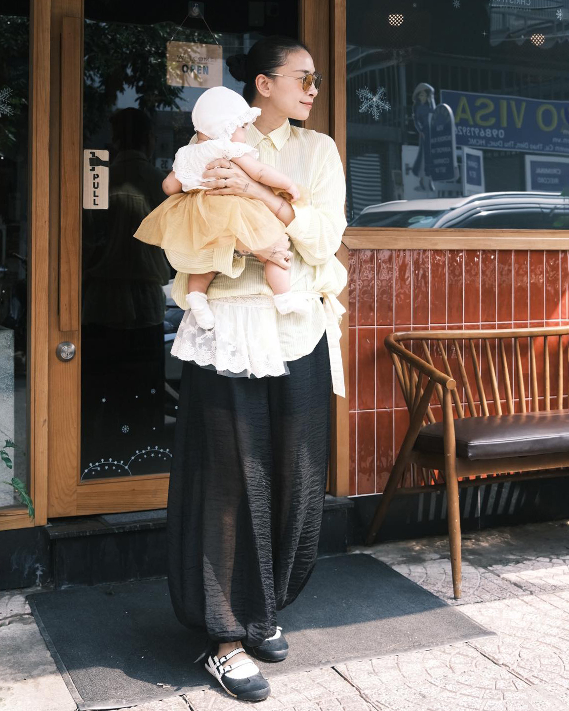 Khác với nhiều mẹ bỉm chuộng phong cách nữ tính, đằm thắm, Ngô Thanh Vân tạo dấu ấn bằng những trang phục phóng khoáng, có cá tính riêng sau khi sinh con đầu lòng hồi tháng 8/2025.