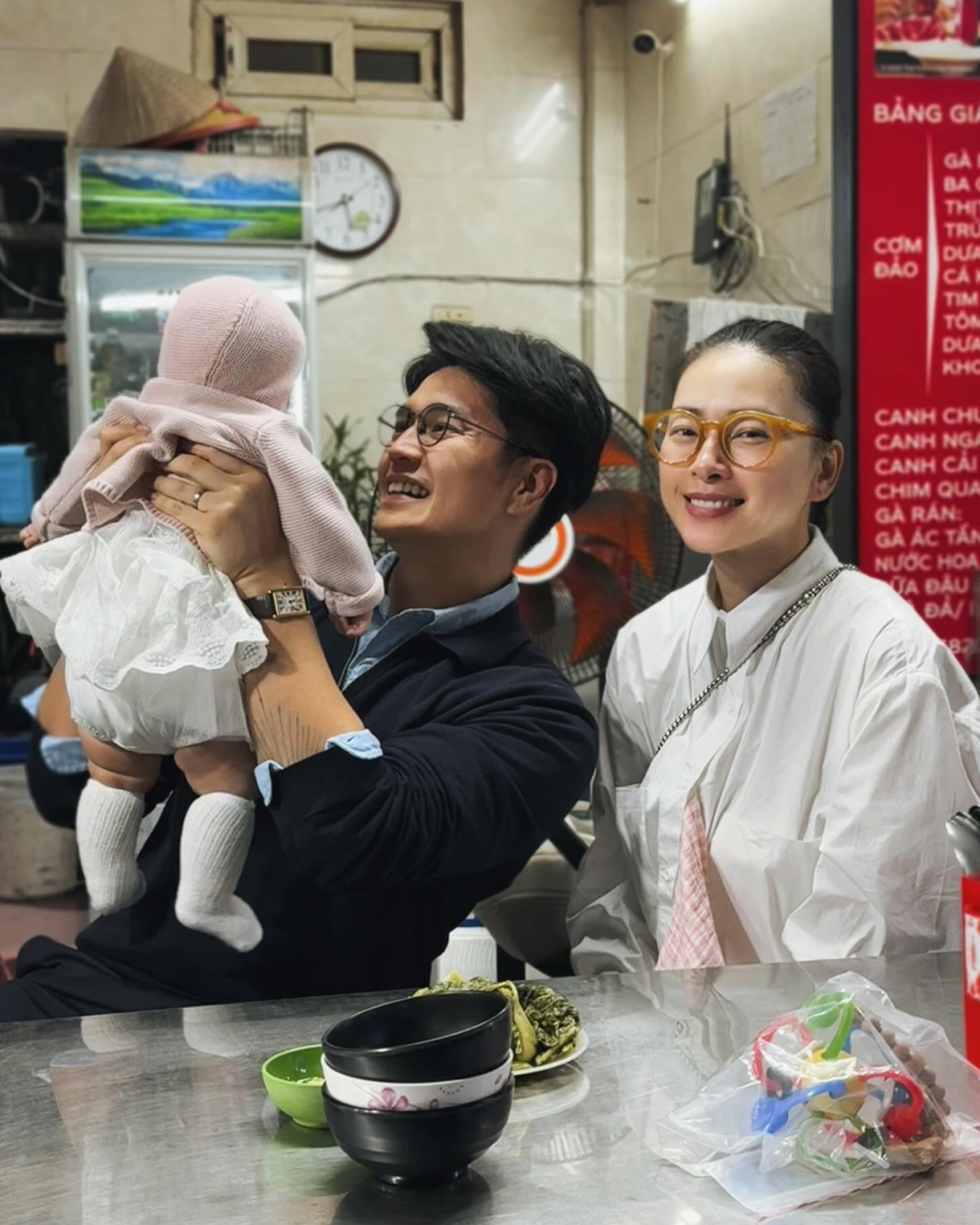 Lối phối đồ phóng khoáng, mang tinh thần menswear được Ngô Thanh Vân giữ từ lúc còn son rỗi đến sau khi làm mẹ. Người đẹp chuộng sơ mi dáng rộng, quần alibaba, boots cao...