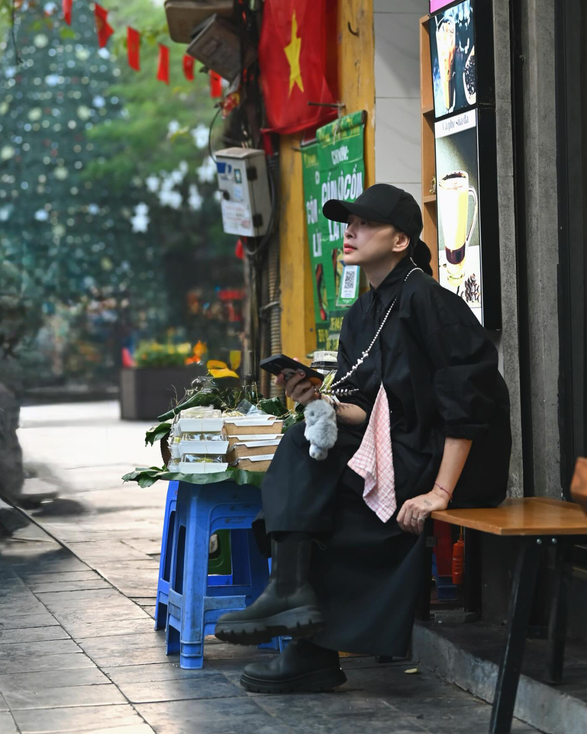 Đả nữ thường diện những tông màu trung tính như trắng, đen. Nhiều khán giả còn thích thú với cách nữ diễn viên biến chiếc khăn xô cho em bé thành dấu ấn sáng tạo trên trang phục.