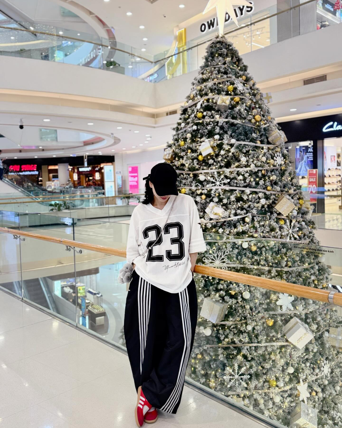 Cô ưu tiên những bộ đồ mang tính ứng dụng cao nhưng vẫn thể hiện cái tôi: áo oversized, quần jogger, sneakers...