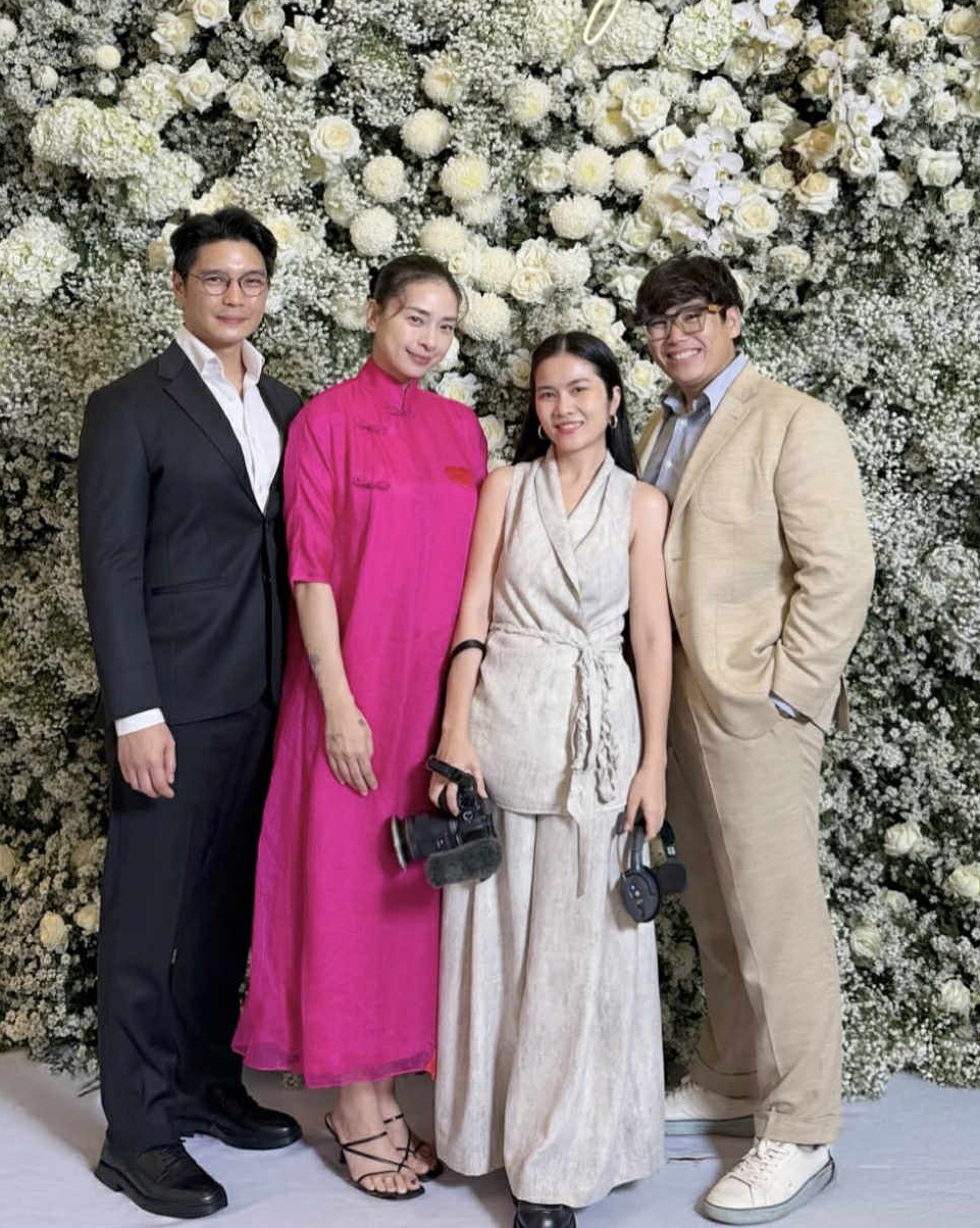 Sau sinh, bà xã Huy Trần chưa lấy lại dáng hoàn toàn nên thường giấu eo bằng những thiết kế suông rộng. Khi đi cưới một người bạn, cô mặc váy cách tân dáng suông.