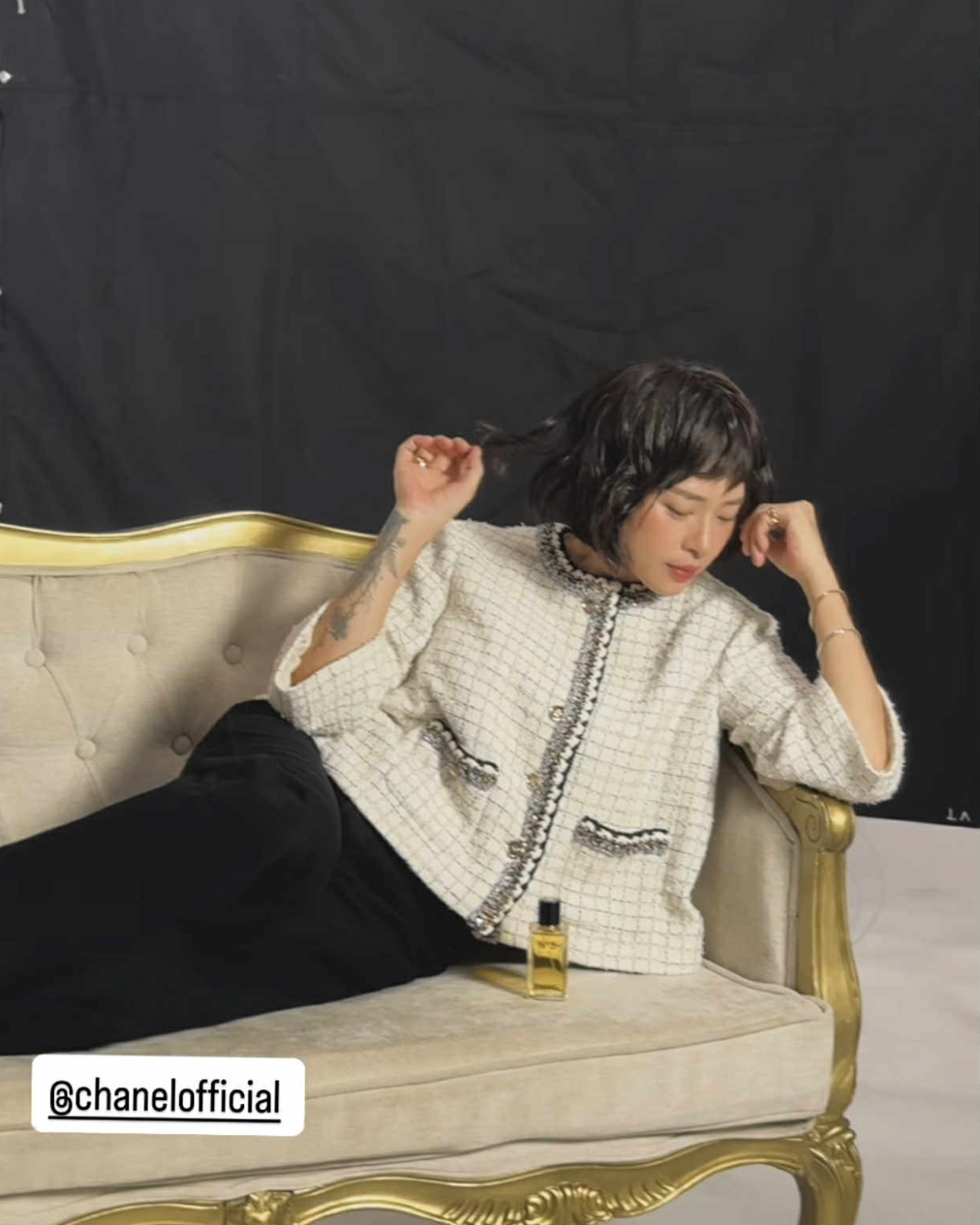 Ngô Thanh Vân tôn vẻ trẻ trung, cá tính qua mẫu áo khoác tweed dáng rộng khi chụp hình tạp chí.