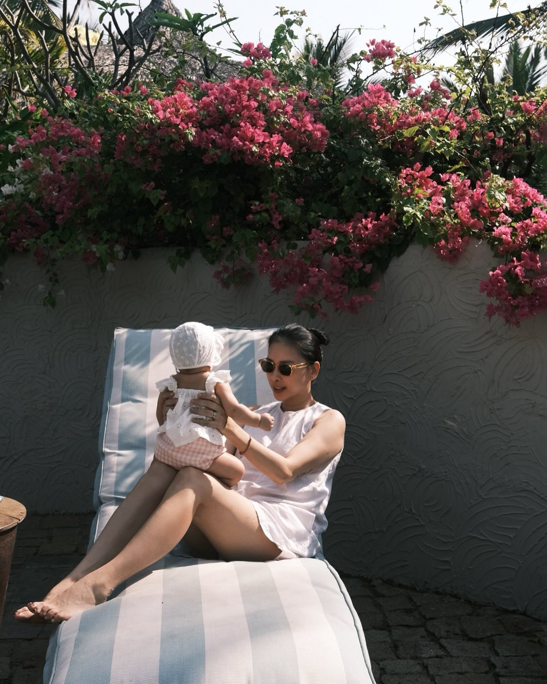 Các chất liệu mềm mại, mát mẻ như cotton, linen được Ngô Thanh Vân ưu tiên để giữ sự thoải mái, dễ hoạt động.