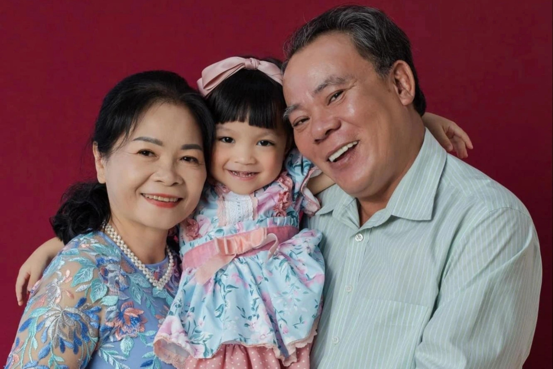 Nghệ sĩ Phương Bình cùng vợ và cháu nội. 