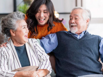 Tuổi già khôn ngoan: 3 thứ cha mẹ nên "tiết kiệm" với con cái