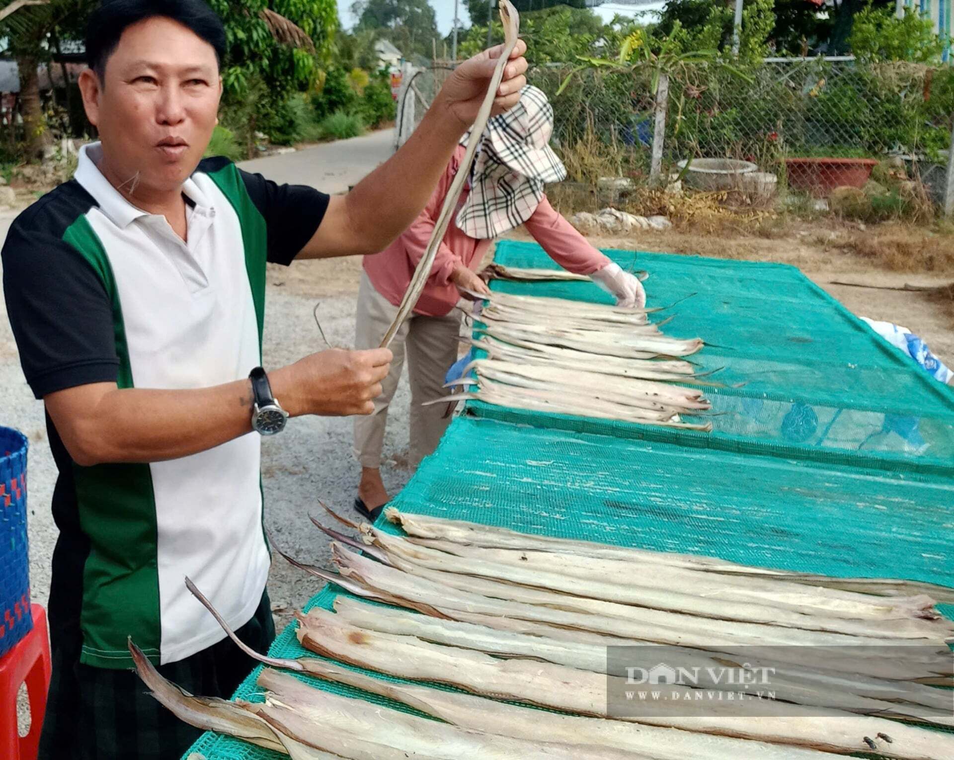 Anh Nguyễn Thành Vững - một ngư dân ở xã Bình Sơn, tỉnh An Giang phơi khô cá lạc. Ảnh: T.Đ