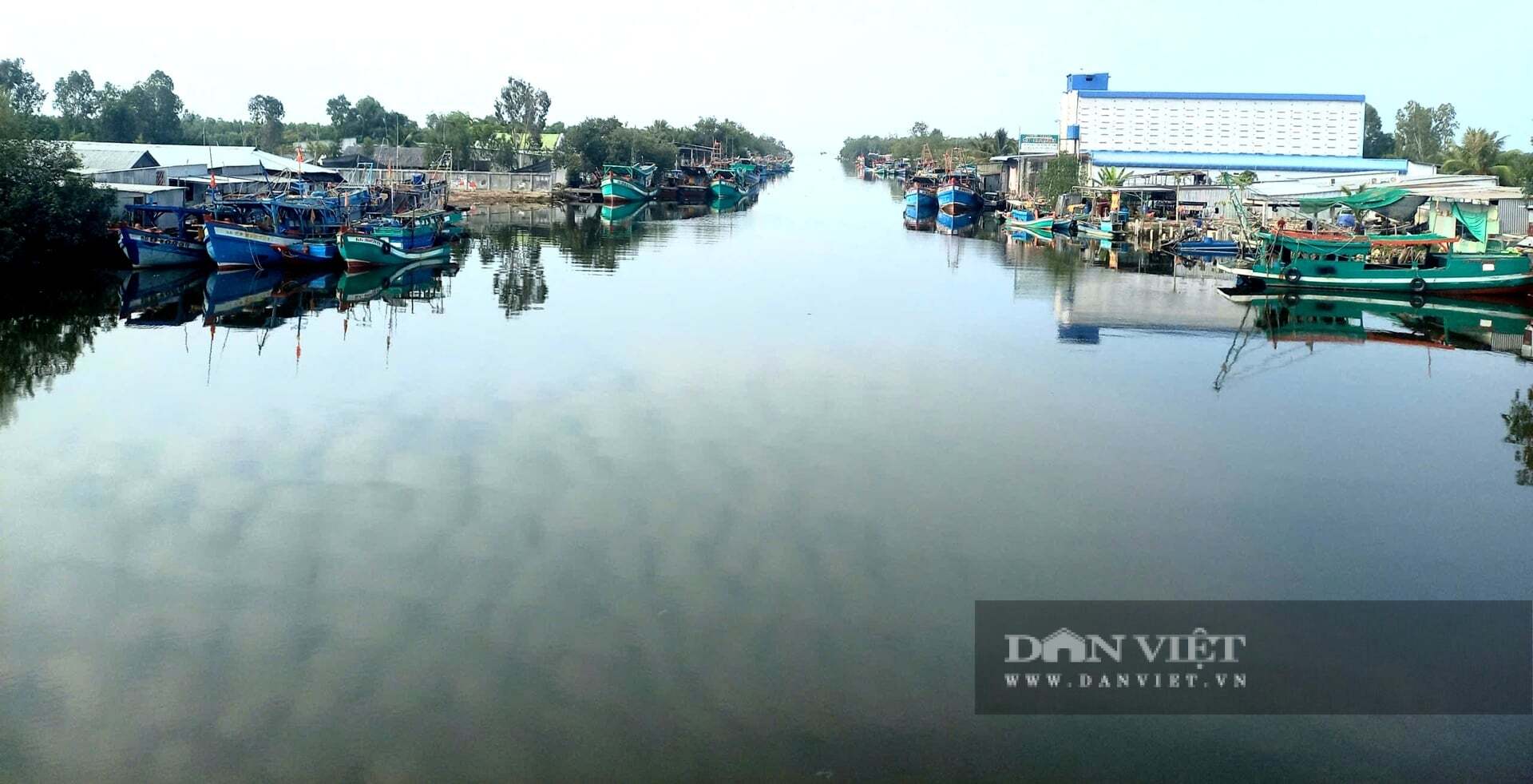 Làng biển xã Bình Sơn giờ chỉ còn lác đác vài hộ làm khô cá lạc khi Tết đến. Ảnh: T.Đ