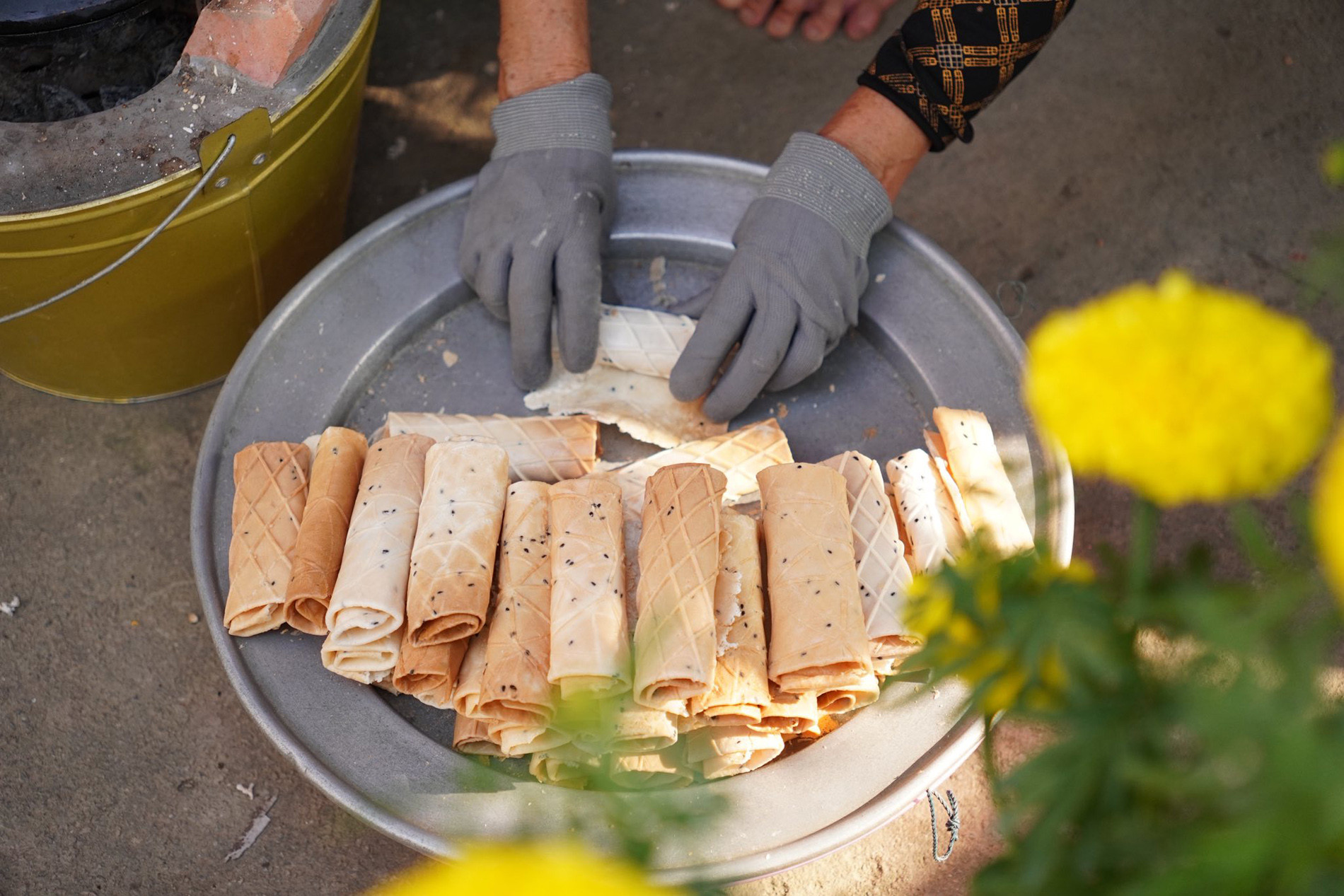 Ở một số nơi, tùy sở thích mà người ta có thể cuộn bánh kẹp thành hình ống hoặc sáng tạo thành hình phễu, hình tam giác hay để nguyên dáng ban đầu