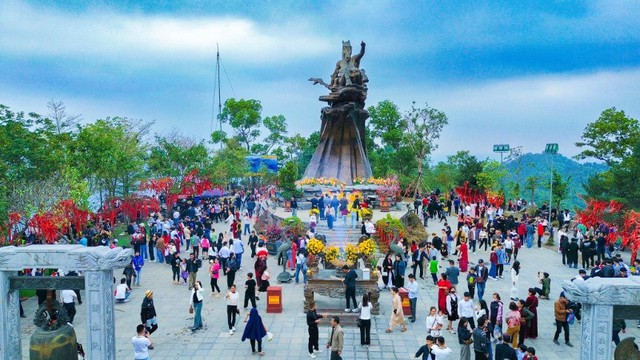 Hàng ngàn người đến với Lễ hội Gióng đền Sóc trong những ngày xuân mới. Ảnh: TL